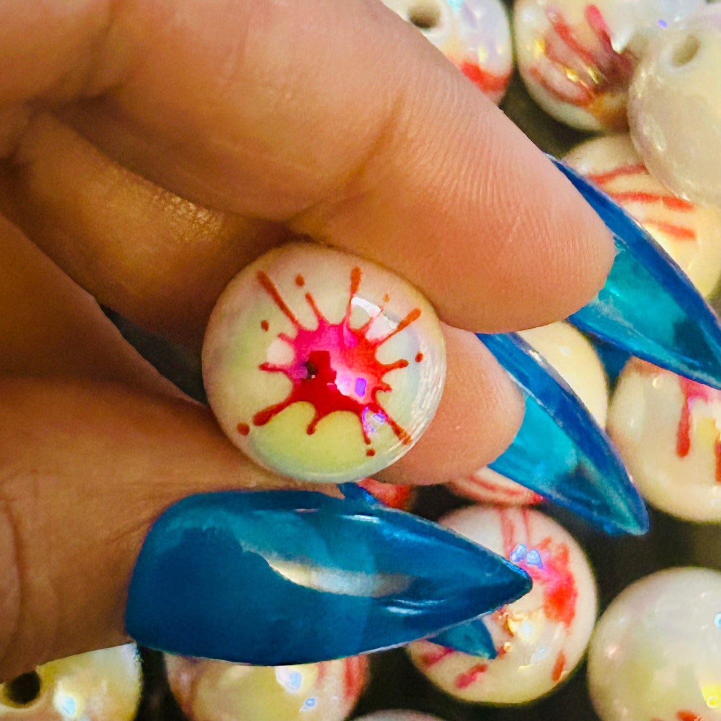 10pcs 16mm Halloween Red Bloody Hand Beads – Scary Blood Smear Hand Beads for Spooky Jewelry, Pens, & Crafts